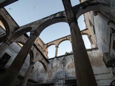 Un antico loggiato si affaccia sul patio con sei arcate che appoggiano su snelle colonne...